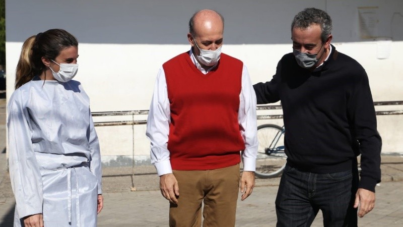 Javkin y Caruana en uno de los centros de salud donde se empezó a vacunar.