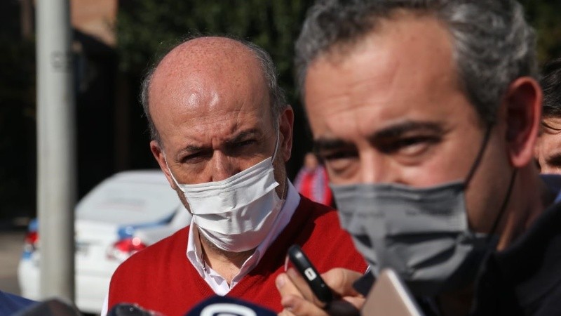 Javkin y Caruana en uno de los centros de salud donde se empezó a vacunar.