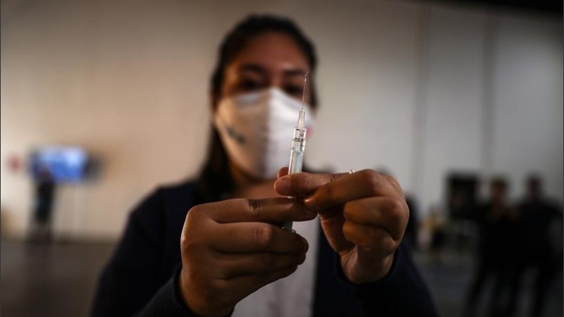 Una enfermera prepara una vacuna contra el coronavirus en el país.