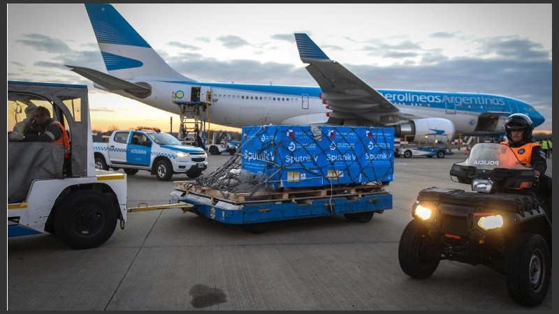 Un nuevo vuelo procedente de Rusia llegó el país, esta vez con material para iniciar la fabricación de la vacuna argentina.