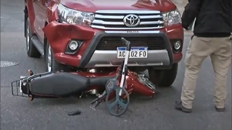 La moto quedó debajo del paragolpes del coche.
