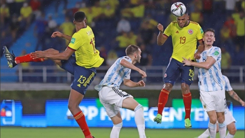 Borja le gana en el salto a Foyth, el defensor que encima había perdido la pelota.