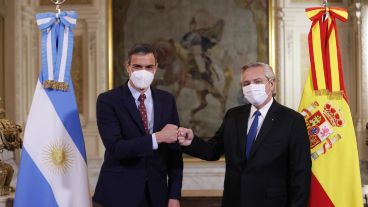 Sánchez y Fernández; de fondo San Martín montado en un corcel blanco.