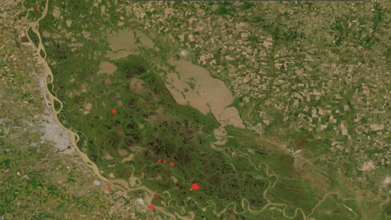 Los focos en el humedal, frente al Gran Rosario, detectados por satélite en la última semana.