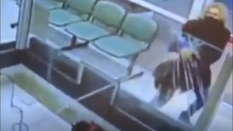 La mujer insultó, rompió y se fue, mientras su amiga, la paciente, permaneció sentada en una silla en la sala de espera. 