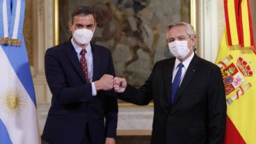 El mandatario argentino estuvo reunido con su par español, Pedro Sánchez.