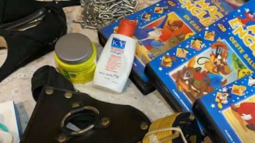 En los allanamientos se secuestraron juguetes de niños mezclados con objetos sexuales. (Foto: captura TN)