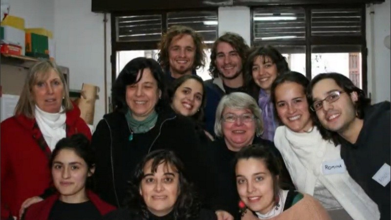 El equipo de trabajo de la Facultad de Humanidades y Artes (UNR) en acción.