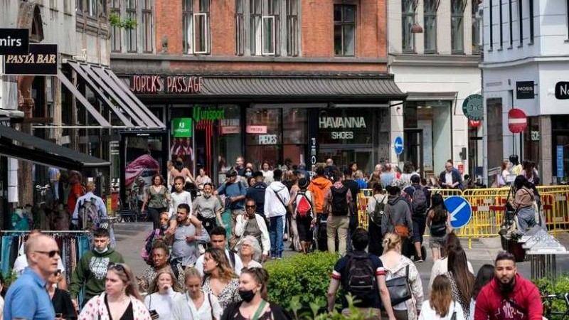 El fin del uso del barbijo en la ‘capital’ europea llegó prácticamente sin anuncios y en estos tres primeros días poco a poco se empieza a ver cada vez más gente que no lo usa.