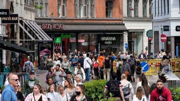 El fin del uso del barbijo en la ‘capital’ europea llegó prácticamente sin anuncios y en estos tres primeros días poco a poco se empieza a ver cada vez más gente que no lo usa.