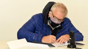 "Se nos dio la posibilidad de vacunarnos y la aceptamos", indicó.