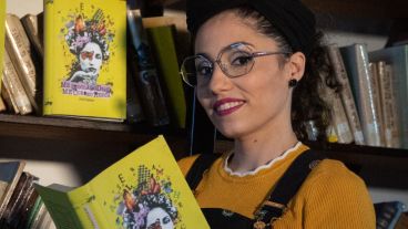 El libro tiene versión ebook y el físico, con encuadernación artesanal.