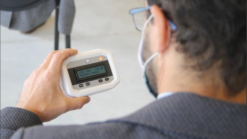 Los dispositivos marcan los niveles de riesgo con una luz verde, amarilla o roja.