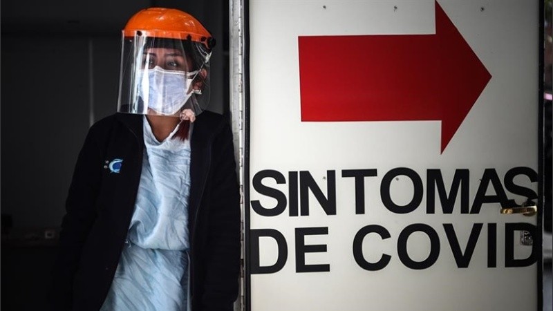 Una trabajadora sanitaria en una zona de urgencias por covid-19 de una clínica en Buenos Aires.