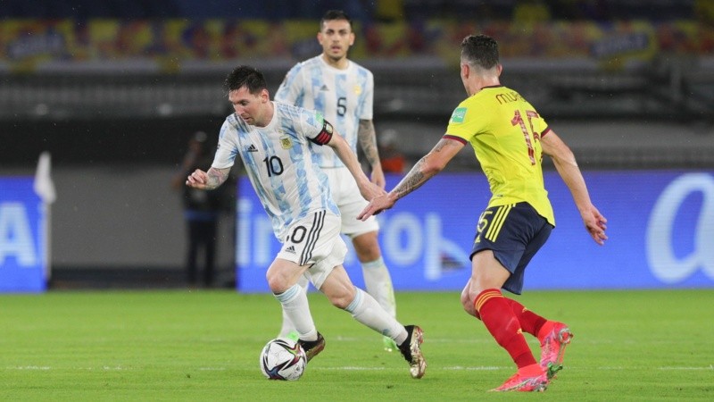 Messi arranca con la pelota y Paredes lo respalda desde el círculo central, el martes pasado ante Colombia. 
