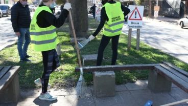 Personas que concurrieron a fiestas clandestinas en Río Tercero, Córdoba, fueron sancionadas de un modo muy particular: tienen que barrer veredas y limpiar plazas.