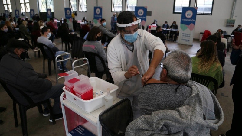 El gobierno provincial confirmó que este viernes se concluyó con la vacunación contra el coronavirus (primera dosis) de la denominada población objetivo.