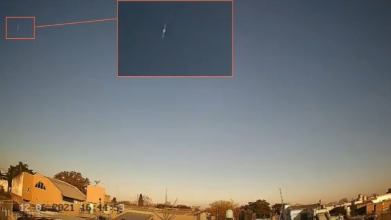 El bólido surco el cielo a las 16.44 y fue captado por una cámara.