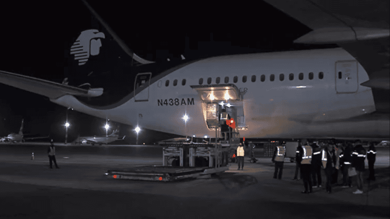 El arribo de la vacuna hecha en parte en Argentina fue transmitido en vivo.