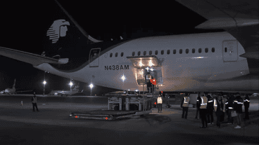 El arribo de la vacuna hecha en parte en Argentina fue transmitido en vivo.