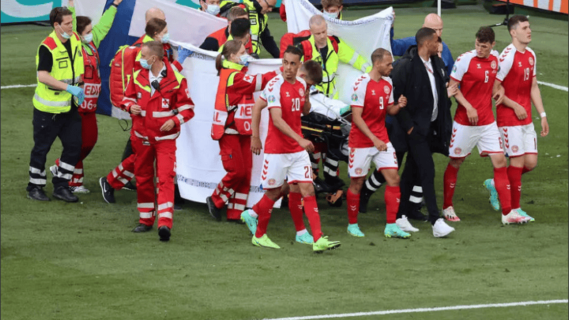 Jugadores y personal médico rodearon a Christian Eriksen mientras se lo llevaban del Parken Stadium de Copenhague.