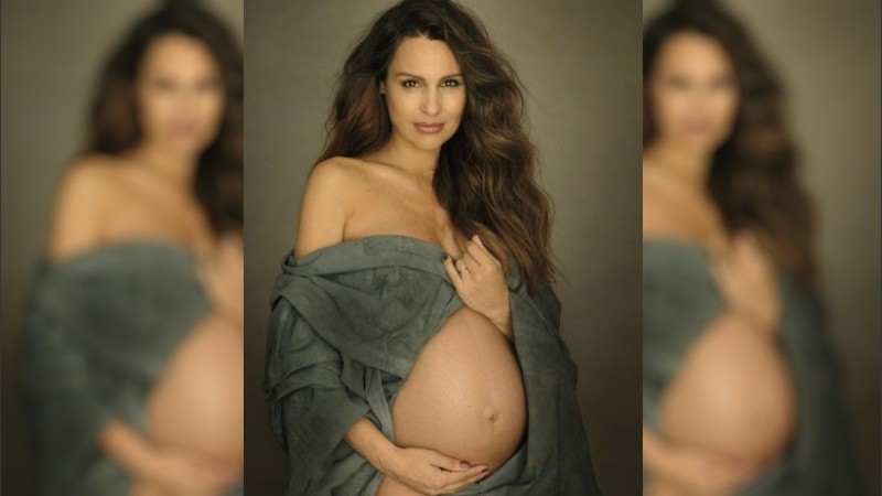 Pampita posó embarazada de ocho meses.
