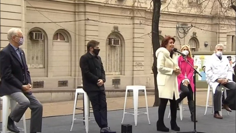 La vicepresidenta de la Nación Cristina Kirchner junto al gobernador bonaerense, Axel Kicillof y autoridades del hospital de Niños de La Plata.