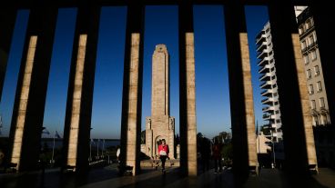 La "hora mágica" donde el juego de luces y sombras embellece al Monumento a la Bandera.