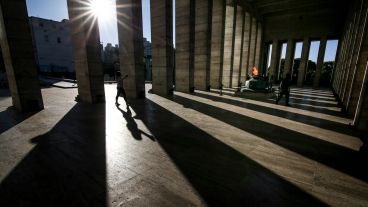 La "hora mágica" donde el juego de luces y sombras embellece al Monumento a la Bandera.