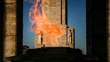 La "hora mágica" donde el juego de luces y sombras embellece al Monumento a la Bandera.
