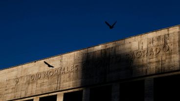 La "hora mágica" donde el juego de luces y sombras embellece al Monumento a la Bandera.