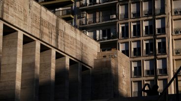 La "hora mágica" donde el juego de luces y sombras embellece al Monumento a la Bandera.
