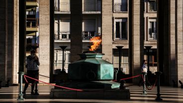 La "hora mágica" donde el juego de luces y sombras embellece al Monumento a la Bandera.