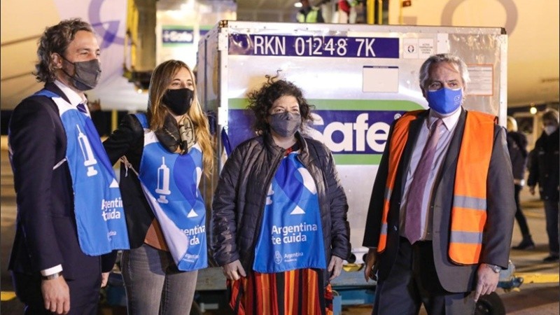 Alberto Fernández fue a Ezeiza por la llegada de vacunas.