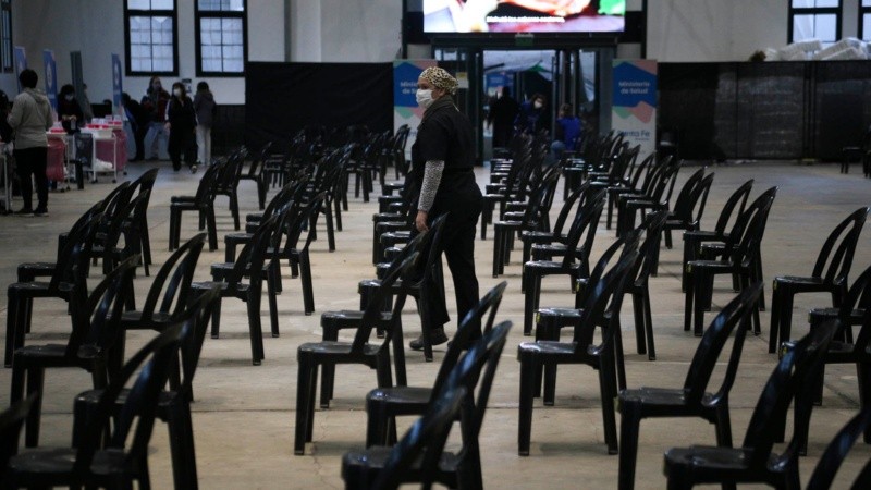 Sillas vacías en el predio de la ex Rural antes que ingrese el primer turno.