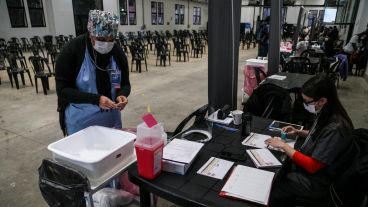 Trabajadoras en plena tarea bien temprano antes del primer turno.