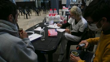 Unos mates antes de arrancar la jornada. Los voluntarios llegan al predio antes que amanezca.