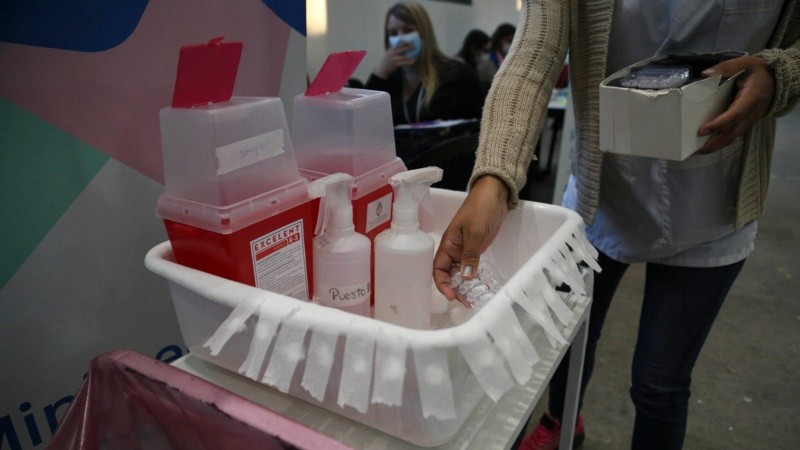 Alrededor de una hora antes del primer turno se comienza a preparar todo para recibir a persoans con turno. 