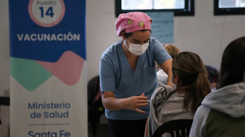 Una enfermera coloca la vacuna. Más de cuatro mil turnos se dan por día en la ex Rural.