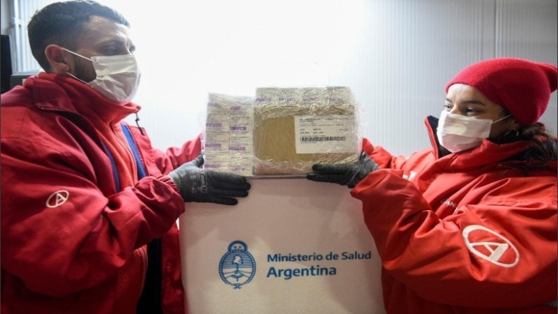 De acuerdo a los datos del Monitor Público de Vacunación, el registro online que muestra en tiempo real el operativo de inmunización en todo el territorio argentino, fueron distribuidas 19.317.490 vacunas.