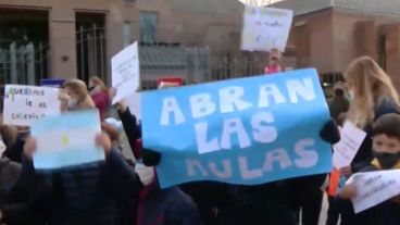 La ministra de Educación, Adriana Cantero, negó que haya habido clases presenciales en escuelas de Rosario.