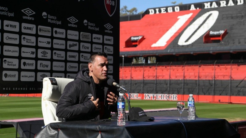 Fernando Gamboa dio su primera conferencia de prensa en el estadio Marcelo Bielsa.