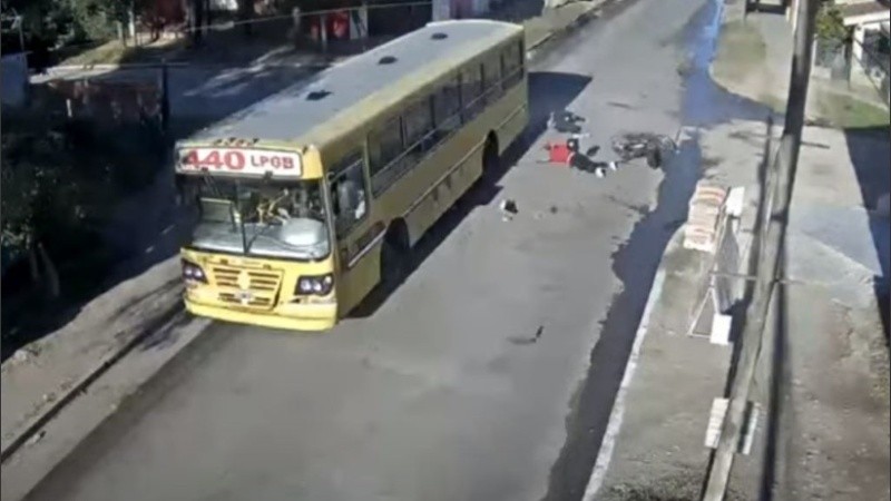 El momento del choque fue registrado por una cámara de vigilancia.