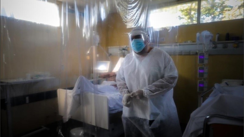 Médico realiza controles a pacientes con covid-19 en un hospital de Buenos Aires.
