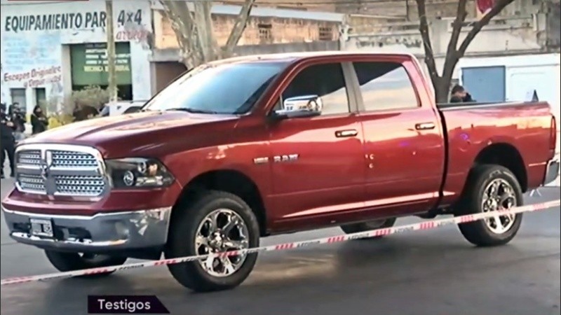 La camioneta fue atacada por dos sujetos que llegaron en moto.