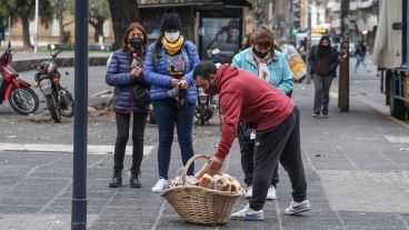 Bien abrigados: Rosario amaneció con temperaturas muy bajas este miércoles.