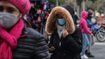 Bien abrigados: Rosario amaneció con temperaturas muy bajas este miércoles.