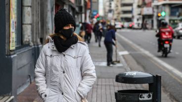 Bien abrigados: Rosario amaneció con temperaturas muy bajas este miércoles.