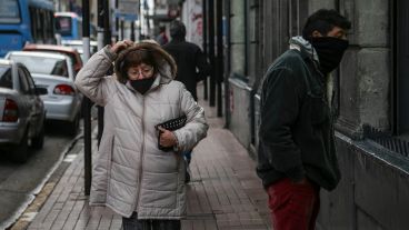 Bien abrigados: Rosario amaneció con temperaturas muy bajas este miércoles.