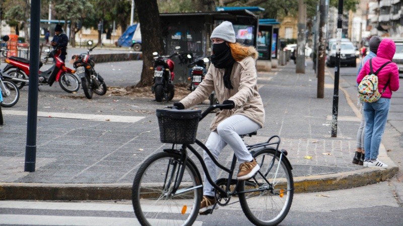 Bien abrigados: Rosario amaneció con temperaturas muy bajas este miércoles.